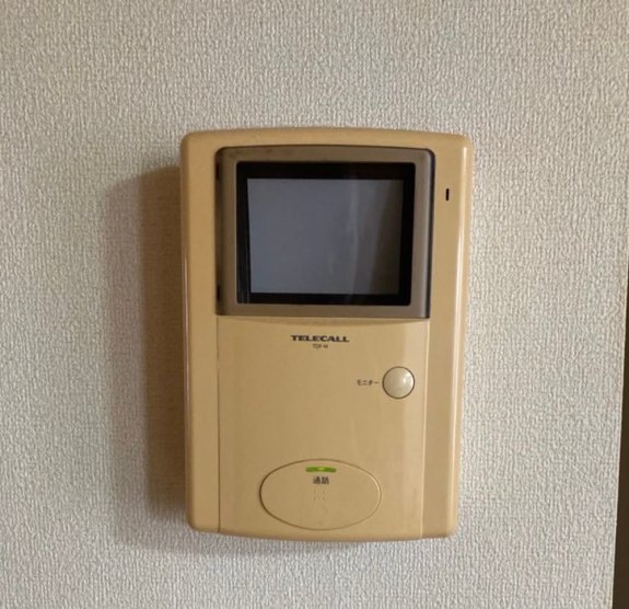 画面が小さく本体が変色した旧型のモニター付きインターホン