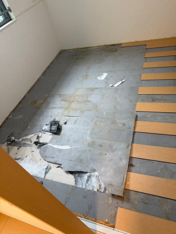 既存の床材を剥がし、汚れと傷みが出た下地