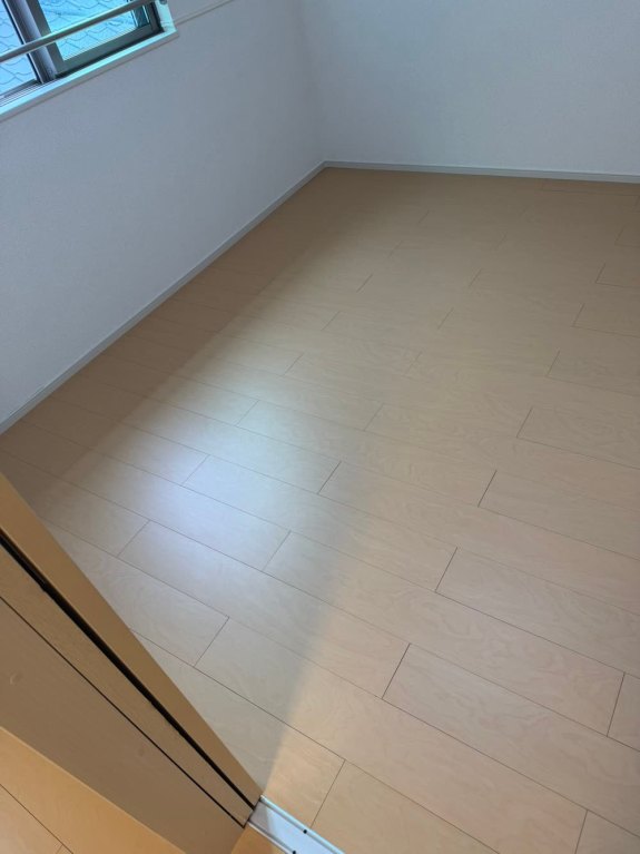 下地を整えてから新しく張った洋室の床
