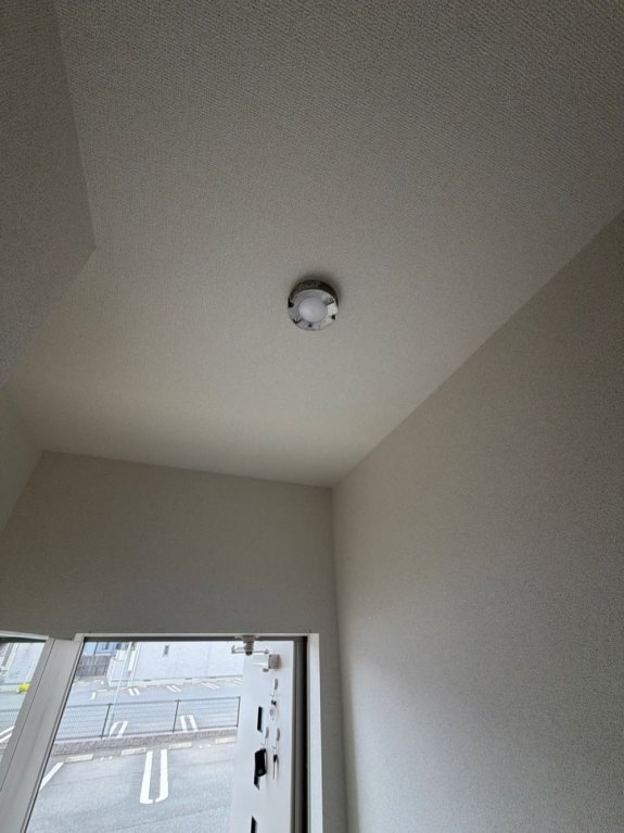 交換前の旧式の玄関前照明