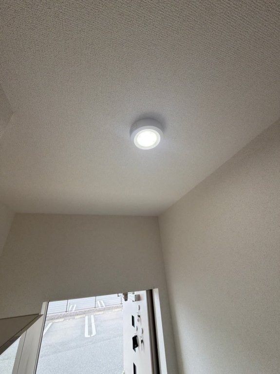 LED照明へ交換した玄関前