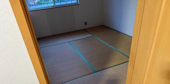 畳が敷かれた施工前の和室
