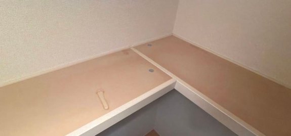 CFを張る前のクローゼットの枕棚