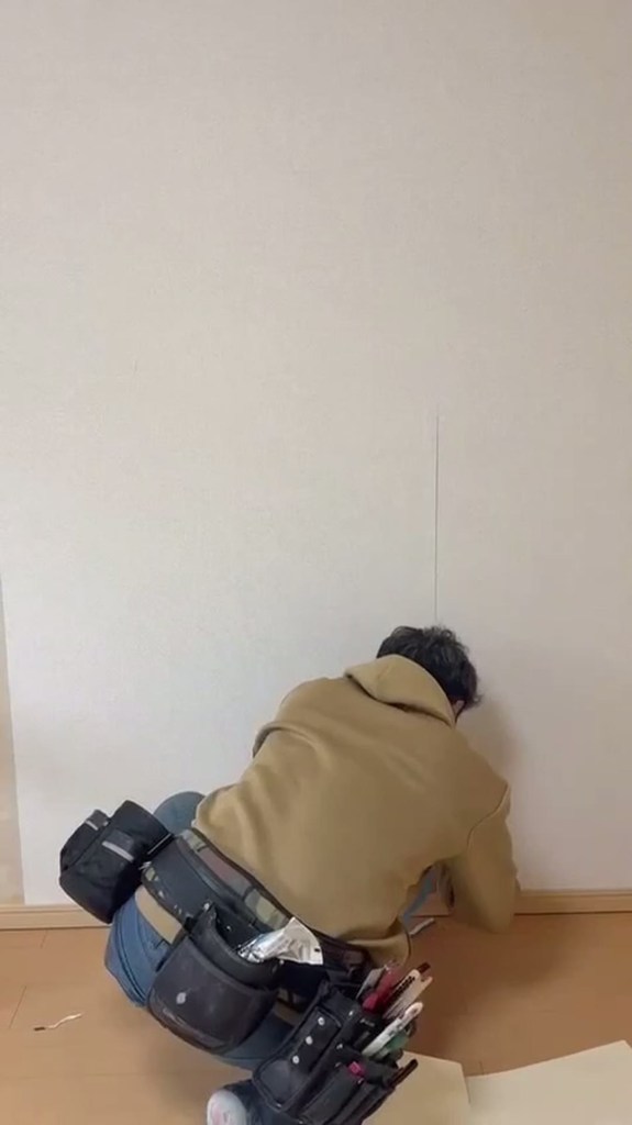 クロス張り替えの施工後。新しいクロスで白く仕上がった壁